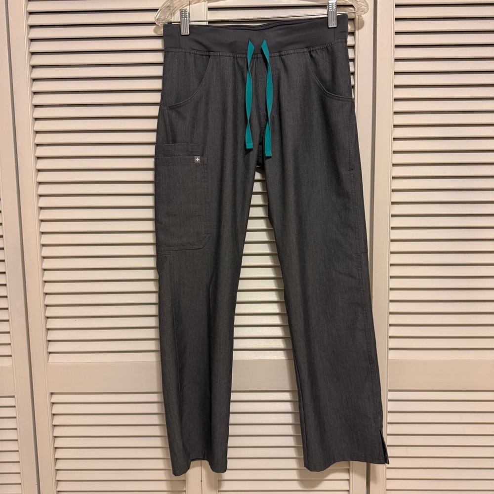 FIGS Kade petite cargo scrub pant